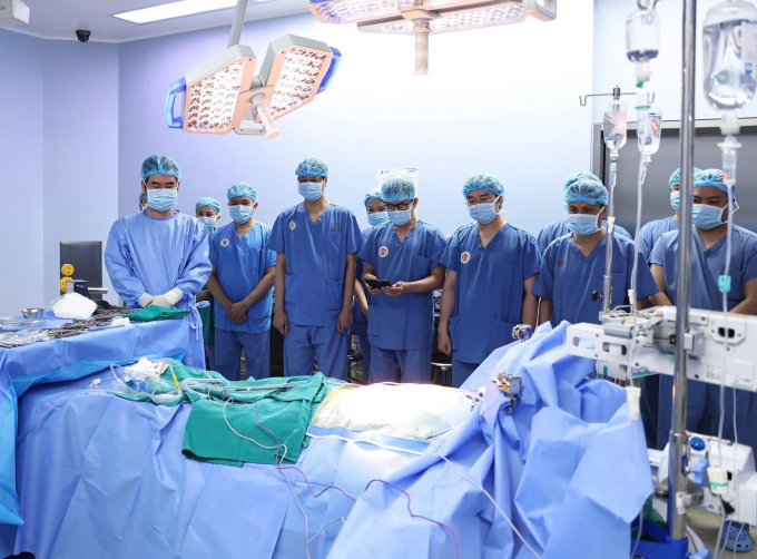 Các bác sĩ tri ân người hiến trước khi thực hiện ca lấy - ghép đa tạng.