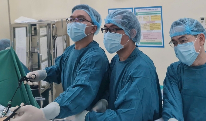 Các bác sĩ phẫu thuật cho bệnh nhân. Ảnh: Bệnh viện cung cấp
