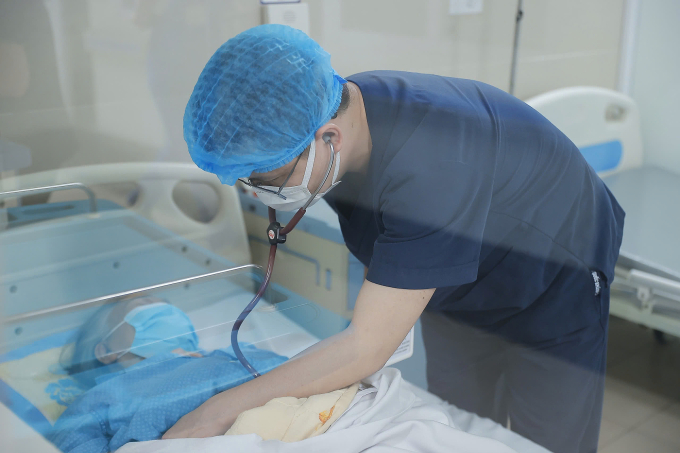 Một bệnh nhân Covid-19 được điều trị tại Bệnh viện Thanh Nhàn (Hà Nội) hồi tháng 5.
