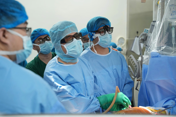 Các bác sĩ thực hiện phẫu thuật tim ít xâm lấn cho bệnh nhân.