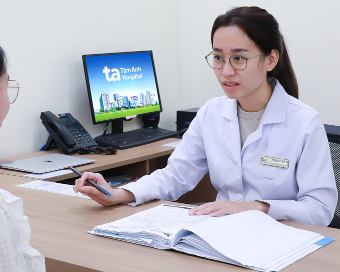 Bác sĩ Phạm Thị Mỹ Tú khám và tư vấn phác đồ điều trị cho người bệnh. Ảnh minh họa: Thanh Luận