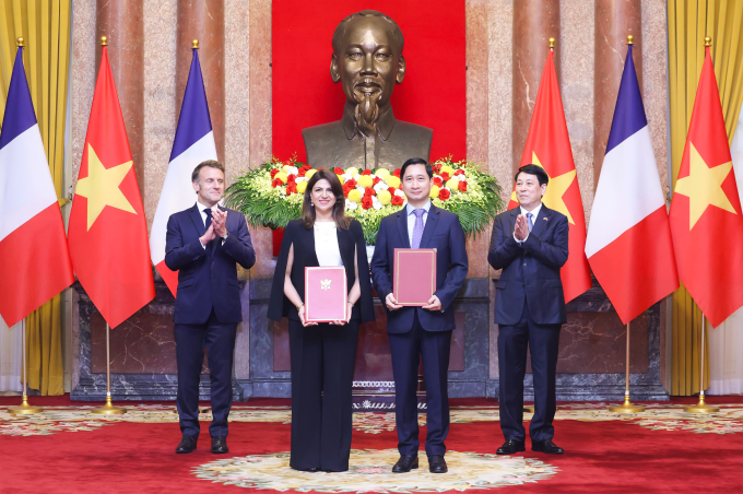 Lãnh đạo hai bên trao văn kiện hợp tác