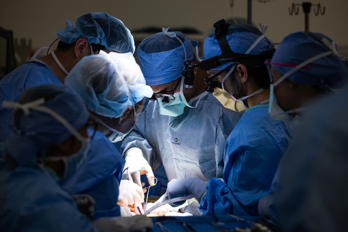 Các bác sĩ tại Trung tâm Y tế Ronald Reagan UCLA trong ca phẫu thuật kéo dài 8 tiếng, ngày 4/5 . Ảnh: UCLA Health