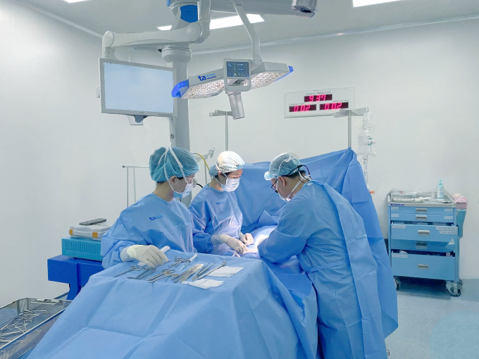 Bác sĩ Tú (giữa) phẫu thuật tháo nẹp cho bệnh nhi. Ảnh: Bệnh viện Đa khoa Tâm Anh