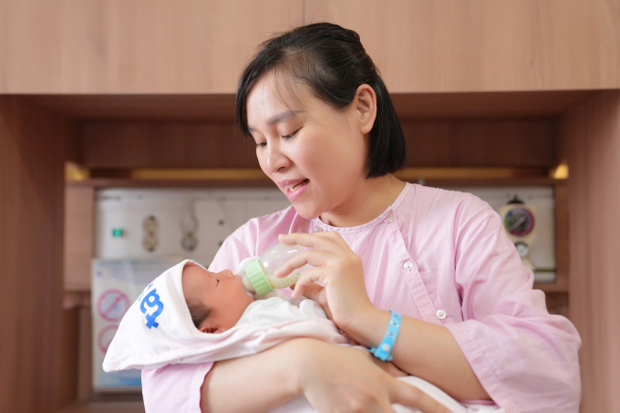 Chị Tươi ôm con trong tay sau nhiều năm chờ đợi.