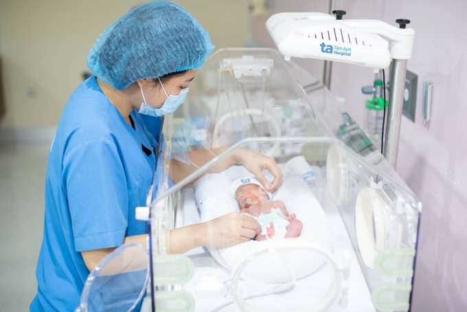 Điều dưỡng khoa Sơ sinh chăm sóc cho một bé sinh non. Ảnh: Bệnh viện Đa khoa Tâm Anh Hà Nội