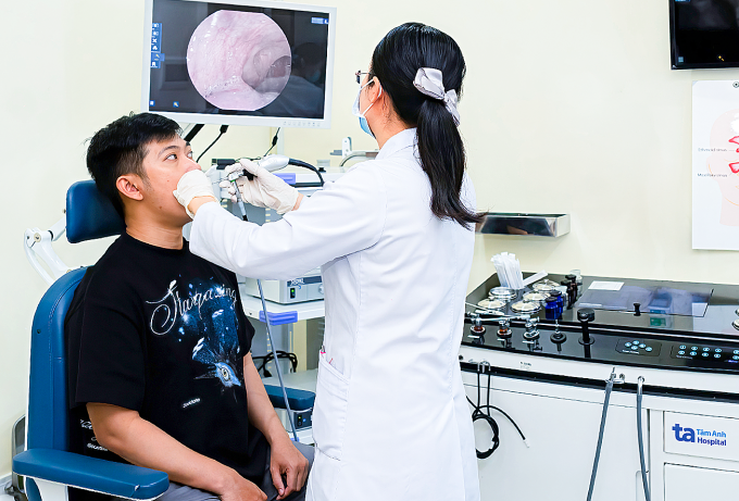 Bác sĩ Hằng nội soi cho một người bệnh. Ảnh: Bệnh viện Đa khoa Tâm Anh