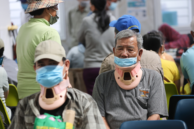 Người dân đến khám bệnh, mua thuốc tại bệnh viện Chấn thương Chỉnh hình TP HCM (quận 5). Ảnh: Quỳnh Trần