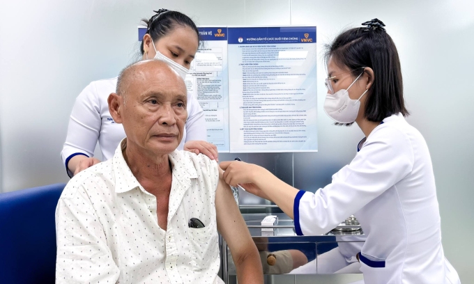 Người lớn tiêm chủng tại VNVC
