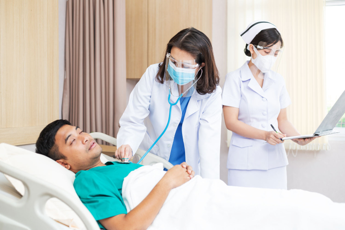 Bác sĩ đang khám cho một bệnh nhân tại bệnh viện ở Thái Lan. Ảnh: Bangkok Post
