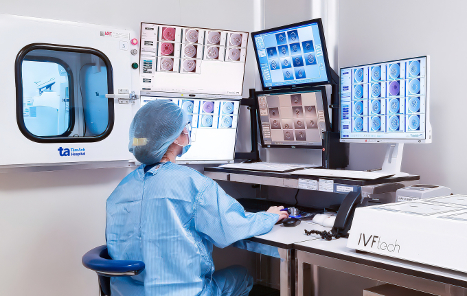 Chuyên viên phôi học IVF Tâm Anh quan sát toàn diện quá trình phát triển của phôi. Ảnh: Hoài Thương