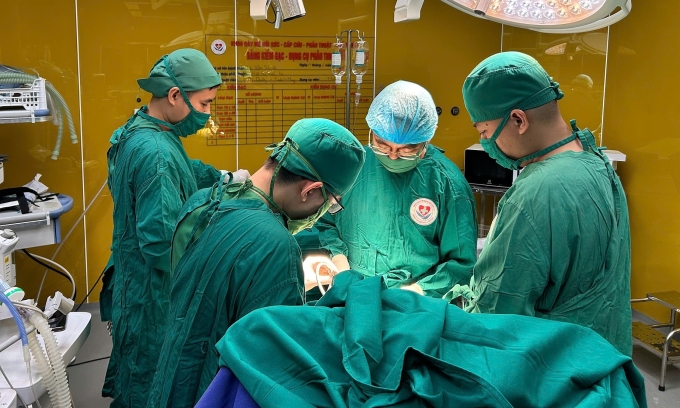 Bác sĩ can thiệp phẫu thuật cho bệnh nhân.