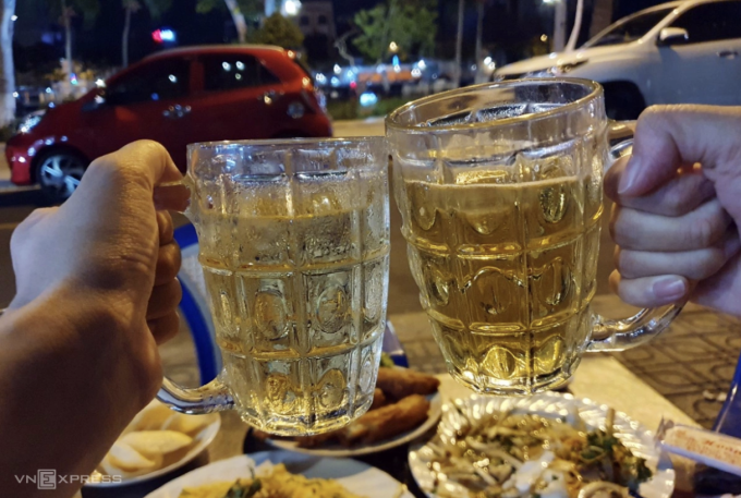 Uống rượu bia có thể gây hại cho sức khỏe.