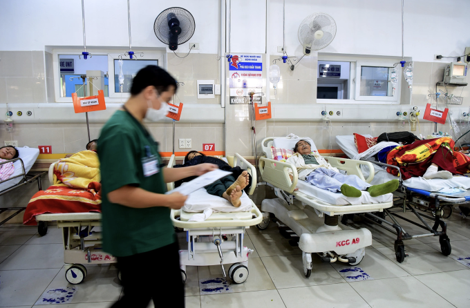 Y bác sĩ Bệnh viện Bạch Mai cấp cứu cho bệnh nhân. Ảnh: Giang Huy