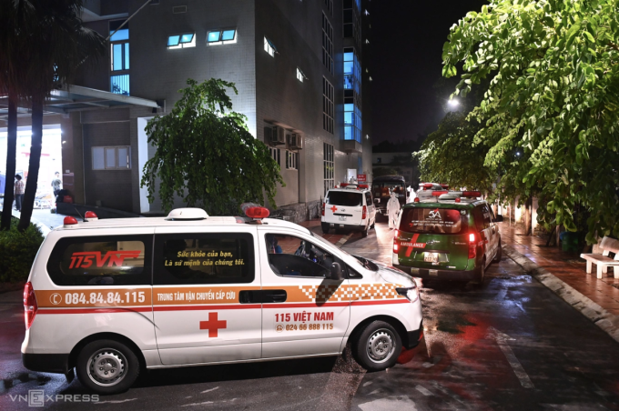 Xe cấp cứu chở người bệnh và người nhà từ viện Việt Đức tới Thanh Nhàn cách ly giai đoạn Covi. Ảnh: Giang Huy