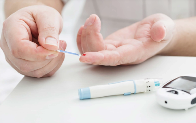 Bệnh nhân đái tháo đường chích máu để kiểm tra chỉ số đường huyết. Ảnh: Parashospitals