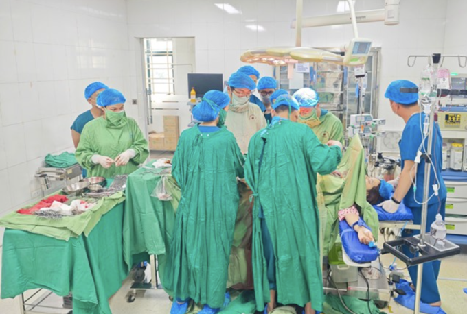 Kíp cấp cứu chạy đua cứu sản phụ lớn tuổi, mang thai lần 4.