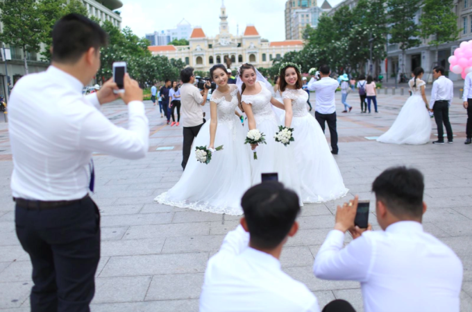 Giới trẻ chụp ảnh cưới tập thể.