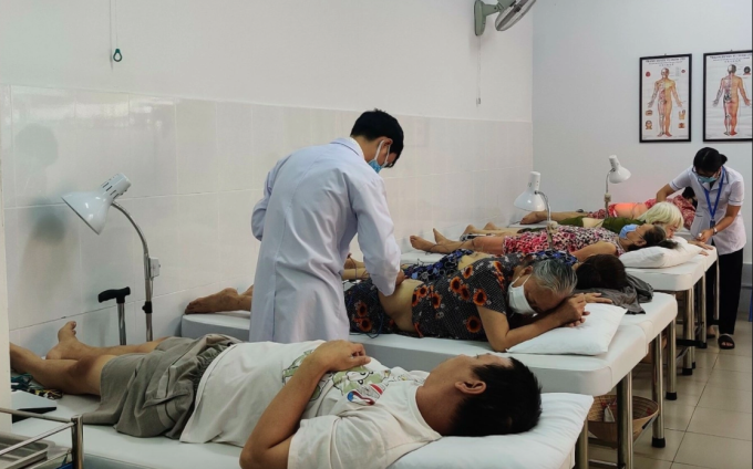 Bệnh nhân được điều trị theo phương pháp y học cổ truyền tại Trạm y tế phường 21, quận Bình Thạnh, TP HCM.