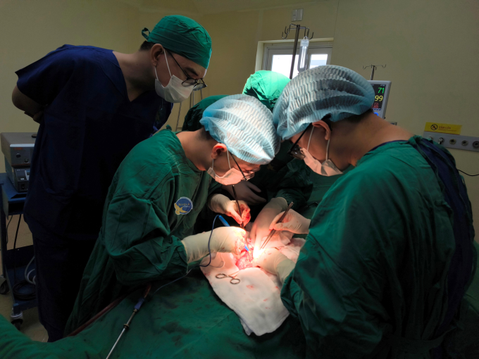 Êkíp phẫu thuật cho bệnh nhân. Ảnh: Bệnh viện cung cấp