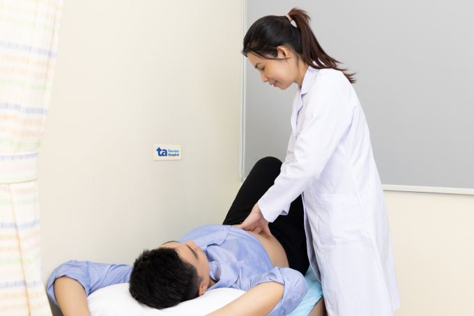 Bác sĩ Oanh đang khám bụng cho bệnh nhân. Ảnh: Bệnh viện Đa khoa Tâm Anh