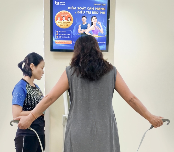 Bà Thi đang đo InBody để kiểm tra các chỉ số mỡ trong cơ thể. Ảnh: Bệnh viện Đa khoa Tâm Anh