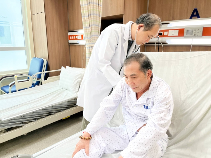 Bác sĩ Quyền khám cho bệnh nhân trước lúc xuất viện. Ảnh: Hạ Vũ