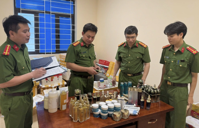 Công an triệt phá cơ sở sản xuất, buôn bán số lượng lớn mỹ phẩm giả do Nguyễn Thị Dung làm chủ. Ảnh: Công an Thanh Hóa
