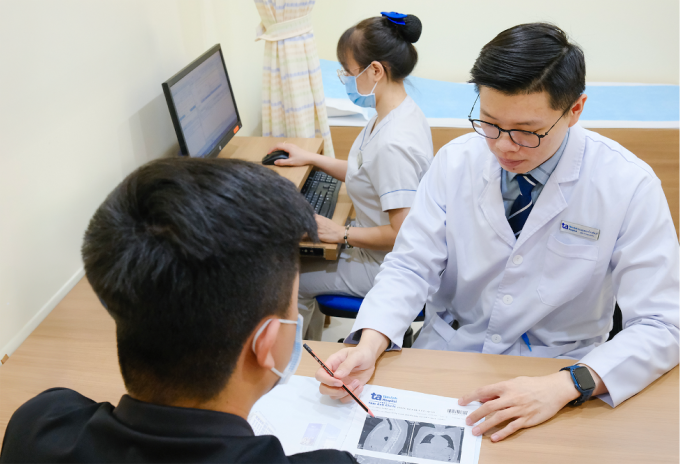 Bác sĩ Sỹ tư vấn cho người bệnh. Ảnh minh họa: Bệnh viện Đa khoa Tâm Anh