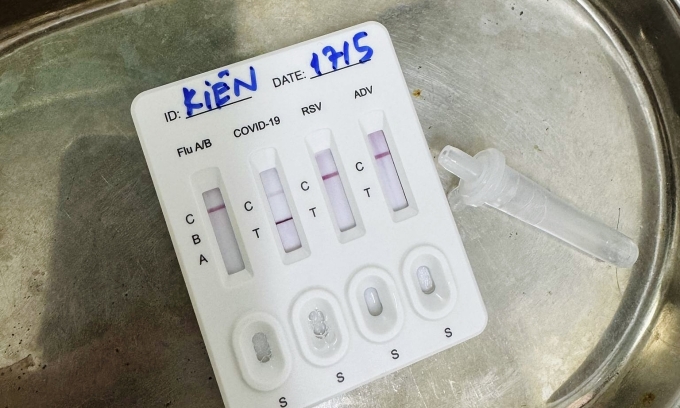Gia đình bổ sung nhiều thuốc bổ, vitamin để tăng đề kháng nhưng trẻ vẫn nhiễm bệnh khiến chị Hoa bất lực.
