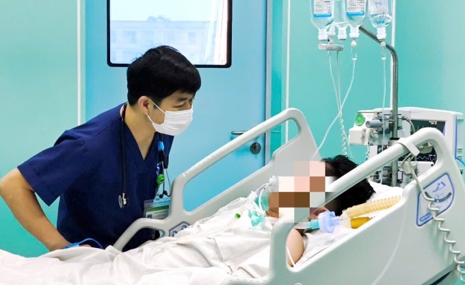 Bệnh nhân nam, 22 tuổi nguy kịch do nhiễm não mô cầu, phải thở máy. Ảnh: Bệnh viện Bệnh Nhiệt đới Trung ương