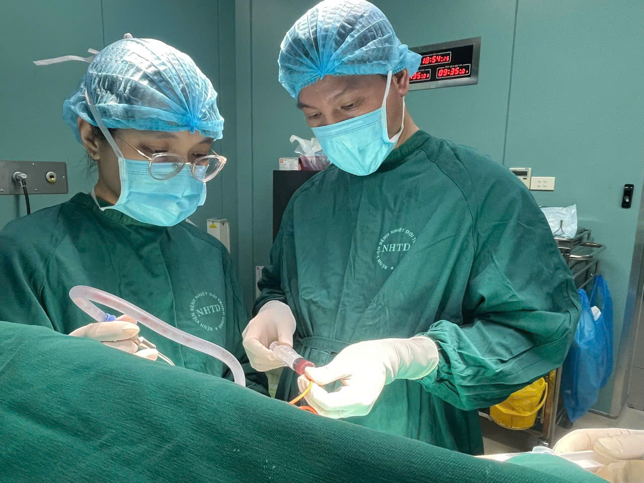 Bệnh nhân vừa mổ não vừa nhớ về thời đi lính