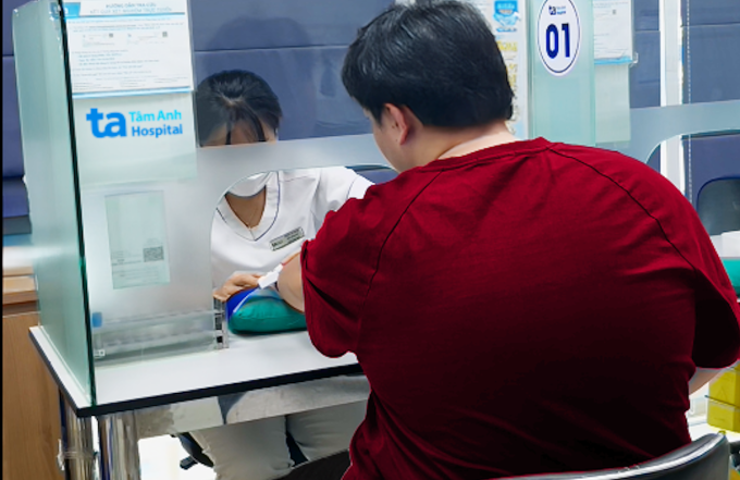 Anh Tùng được lấy máu xét nghiệm. Ảnh: Bệnh viện Đa khoa Tâm Anh