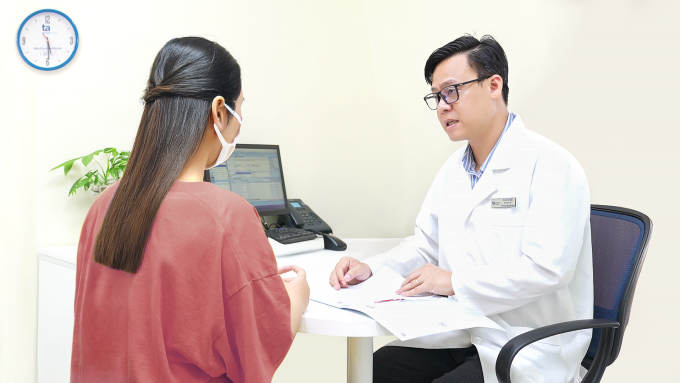 Chị Hạnh được bác sĩ Ngọc kiểm tra tình trạng sức khỏe khi tái khám. Ảnh: Bệnh viện cung cấp