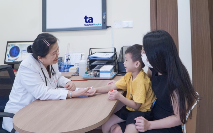 Bác sĩ Hạnh Lê khám và tư vấn chăm sóc sức khỏe cho trẻ. Ảnh: Vũ Huyền