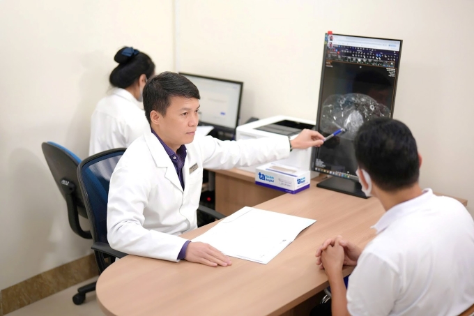 Bác sĩ Sơn tư vấn cho người bệnh ung thư. Ảnh: Bệnh viện Đa khoa Tâm Anh