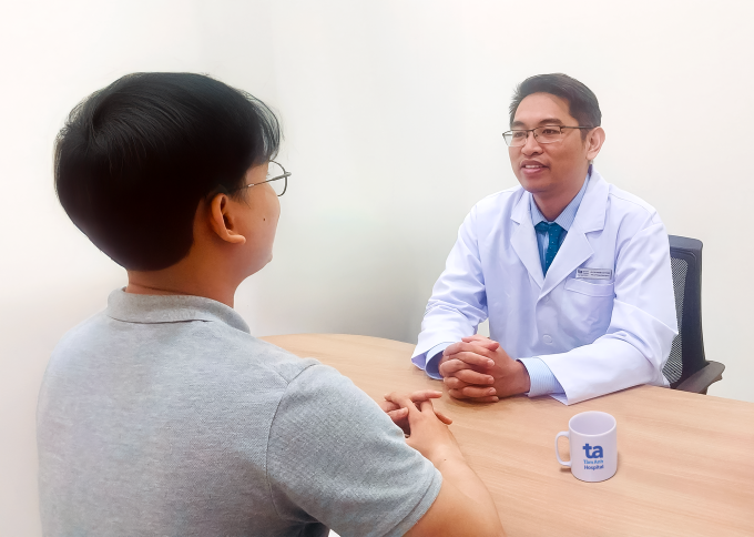 BS.CKI Phạm Cao Tháp tư vấn cho nam giới tầm soát sớm ung thư tuyến tiền liệt. Ảnh: Bệnh viện Đa khoa Tâm Anh