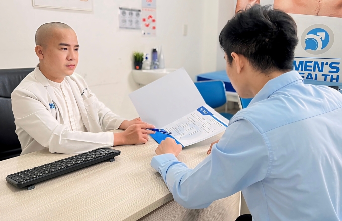Bác sĩ Duy thăm khám cho bệnh nhân. Ảnh: Lâm Anh