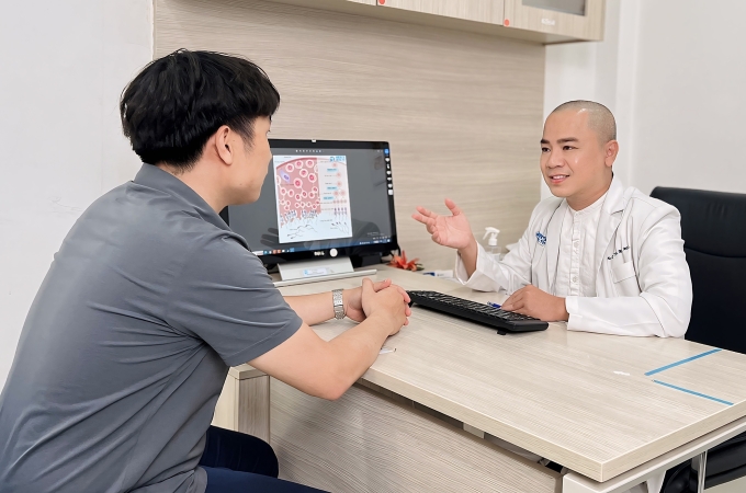 Bác sĩ Duy thăm khám cho bệnh nhân. Ảnh: Lâm Anh