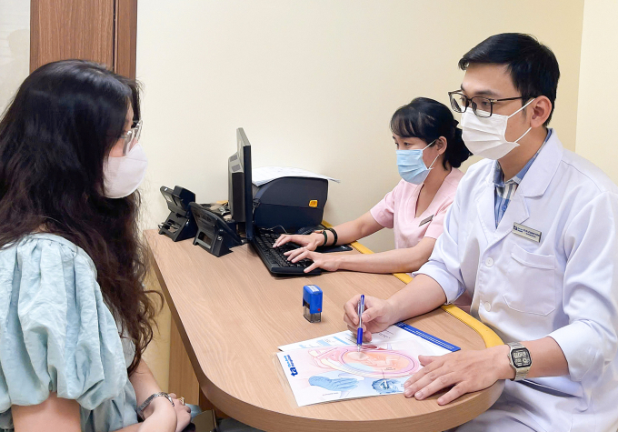 Bác sĩ tư vấn cho một thai phụ.