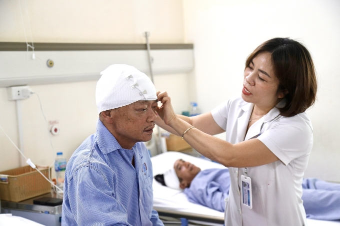 Điều dưỡng chăm sóc bệnh nhân ung thư tại Bệnh viện K. Ảnh: Mạnh Trần