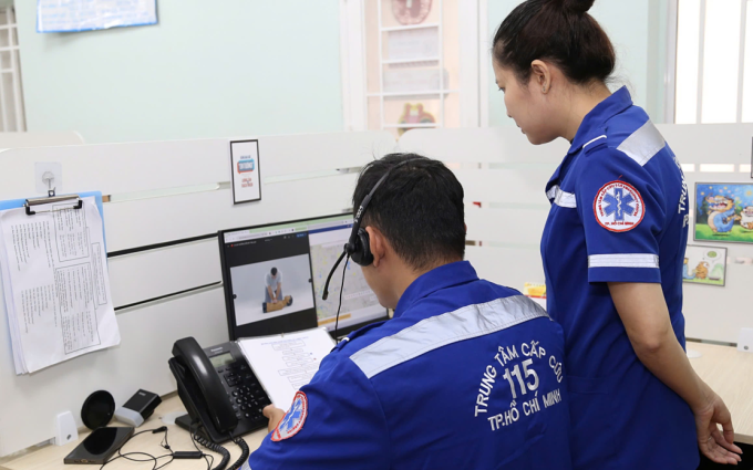 Hình 2. Điều phối viên Trung tâm Cấp cứu 115 TP HCM hướng dẫn sơ cứu và điều phối trạm cấp cứu vệ tinh đến hiện trường