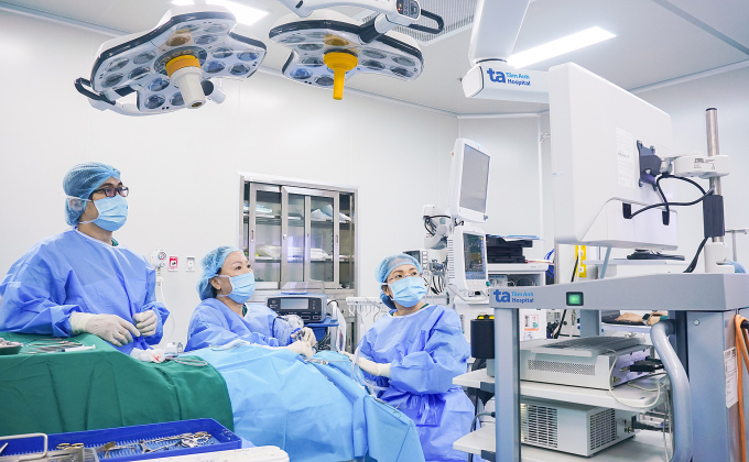 Giáo sư Thủy (giữa) phẫu thuật thay xương bàn đạp phải cho ông Vũ. Ảnh: Bệnh viện Đa khoa Tâm Anh