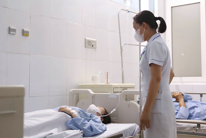 Điều dưỡng An điều trị tại Khoa Phẫu thuật Thần kinh Cột sống điều trị, ngày 2/6. Ảnh: Hùng Lê