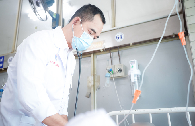 Bác sĩ thăm khám cho bệnh nhân