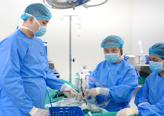 Phẫu thuật nội soi lấy dị vật trong xoang hàm cho người bệnh. Ảnh: Bệnh viện Tâm Anh