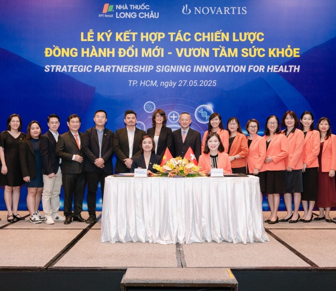 Đại diện hai bên tại lễ ký kết