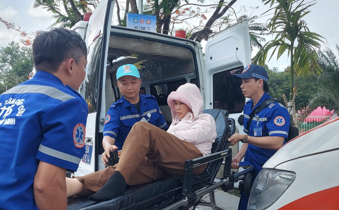Các y bác sĩ hỗ trợ người dân bị say nắng