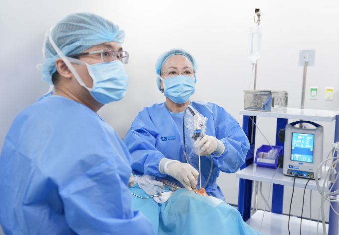 Giáo sư Chung Thuỷ đang phẫu thuật cho anh Lâm. Ảnh: Bệnh viện Đa khoa Tâm Anh