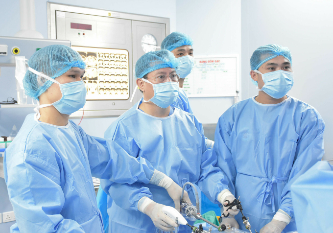 PGS Tuấn cùng đồng nghiệp phẫu thuật cho bệnh nhân. Ảnh: Bác sĩ cung cấp